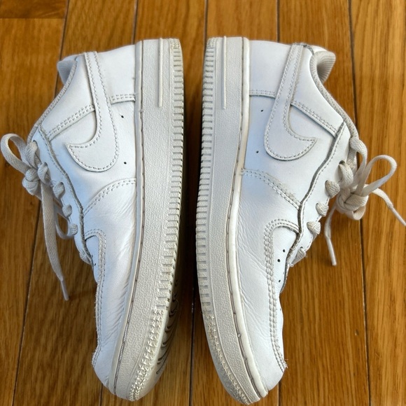 Nike Air Force One Sneaker Tennis Shoes Boys Girls Size 2 Youth Lace Up White - Picture 6 of 8